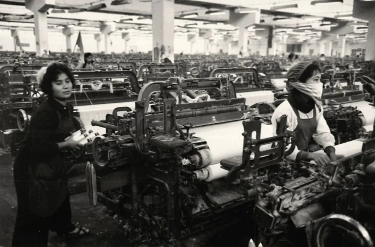 Công nhân làm việc trong nhà máy dệt tại Hà Nội năm 1967 (ảnh: Tư liệu)