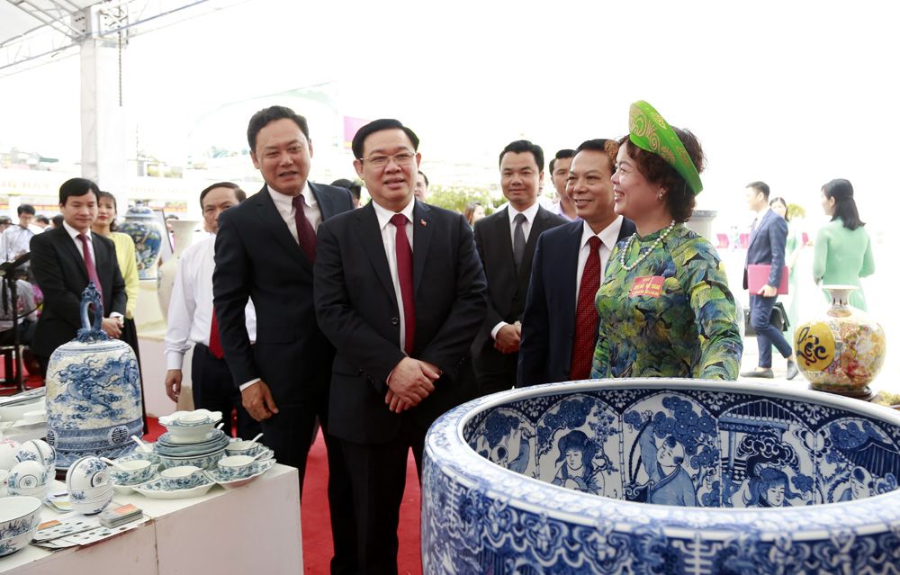 Chủ tịch Quốc hội Vương Đình Huệ thăm gian hàng gốm sứ của làng nghề Bát Tràng, tại Đại hội đại biểu Đảng bộ huyện Gia Lâm lần thứ XXII.