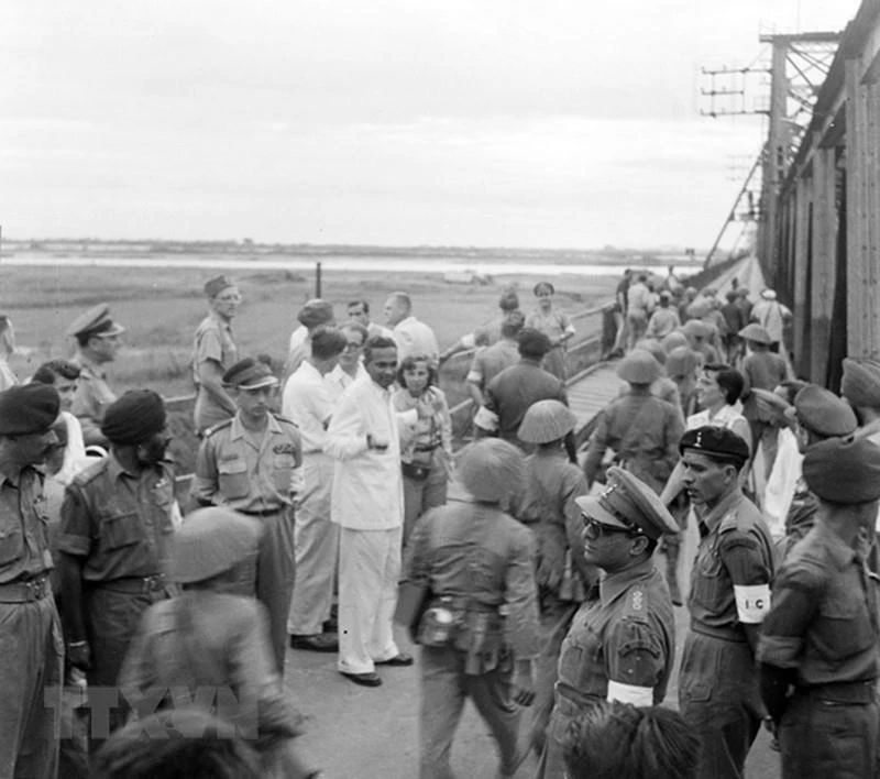 Một đơn vị bộ đội ta qua cầu Long Biên vào tiếp quản Hà Nội trước sự chứng kiến của đoàn Ủy ban quốc tế thi hành Hiệp định Geneva và quan sát viên quốc tế, chiều 9/10/1954. (Ảnh: Tư liệu TTXVN)