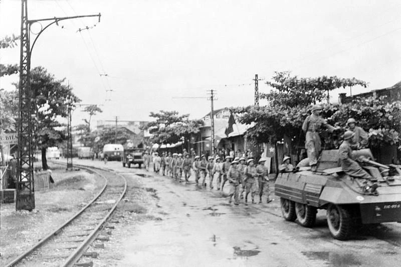 Sáng 9/10/1954, Quân đội nhân dân Việt Nam theo nhiều đường, từ ngoại thành tiến vào tiếp quản Hà Nội. Trong ảnh: Quân Pháp rút đến đâu, Trung đoàn Thủ đô từ ô Cầu Giấy tiến vào tiếp quản đến đó. (Ảnh: Tư liệu TTXVN)