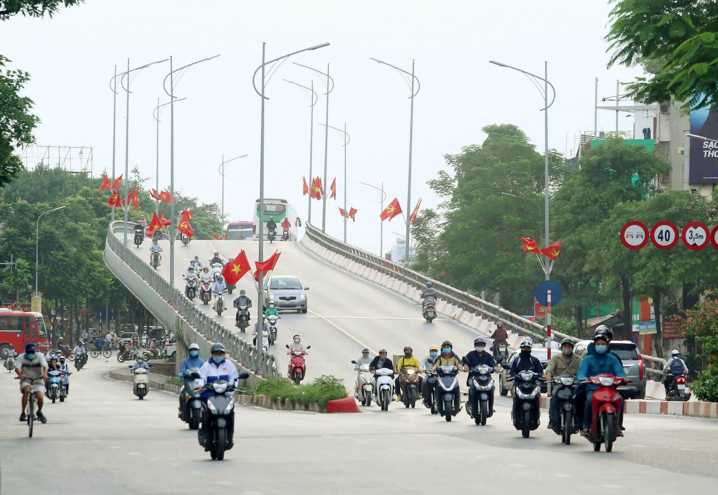 Cầu vượt Trần Khát Chân rực rỡ cờ chào mừng 1010 năm Thăng Long-Hà Nội. (Ảnh: Hoàng Hiếu/TTXVN)